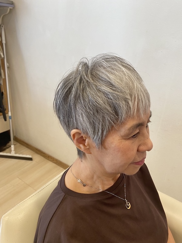 グレイヘアでも若々しく