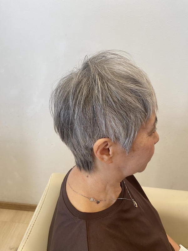 グレイヘアでも若々しく