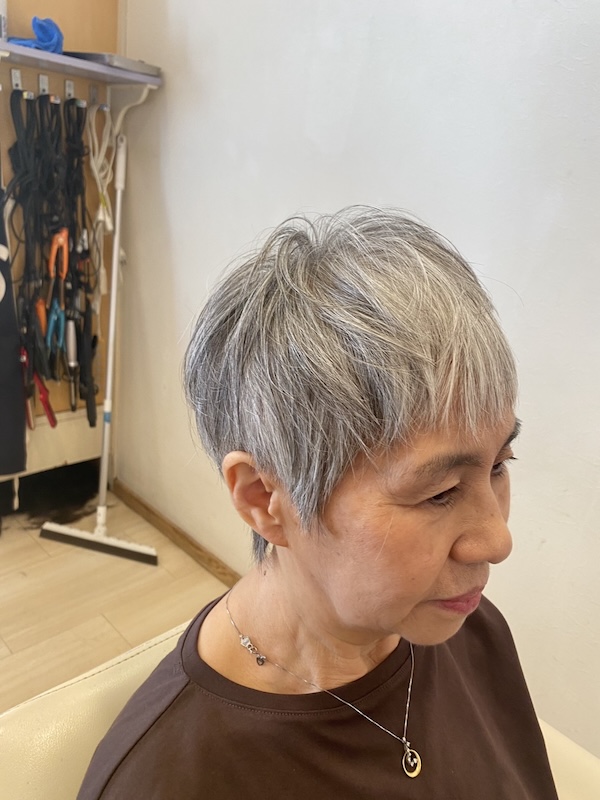 グレイヘアでも若々しく
