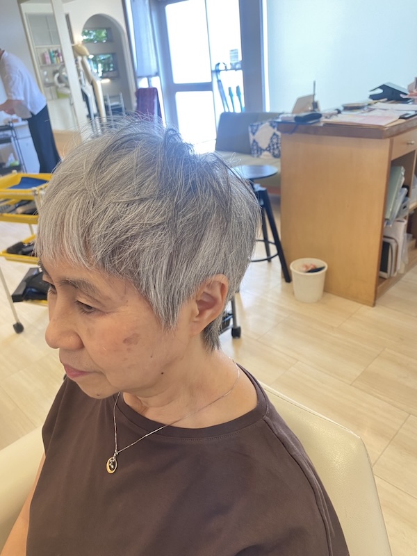 グレイヘアでも若々しく
