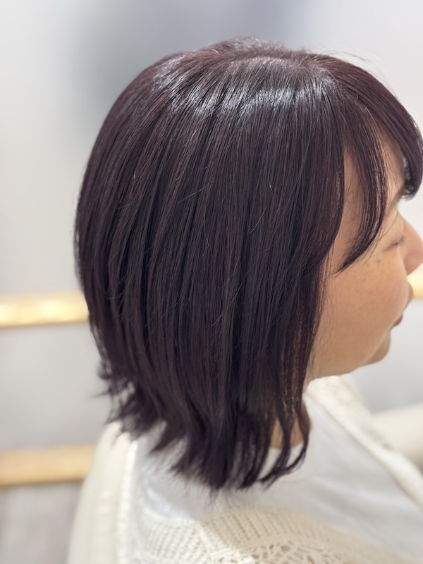 ぶとうカラーを施した女性横顔