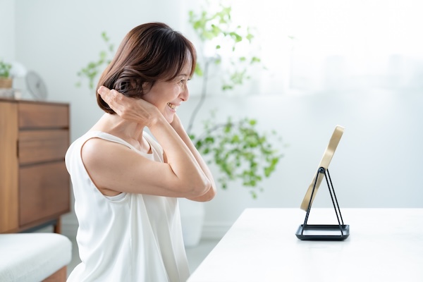 髪を触って、笑顔の女性