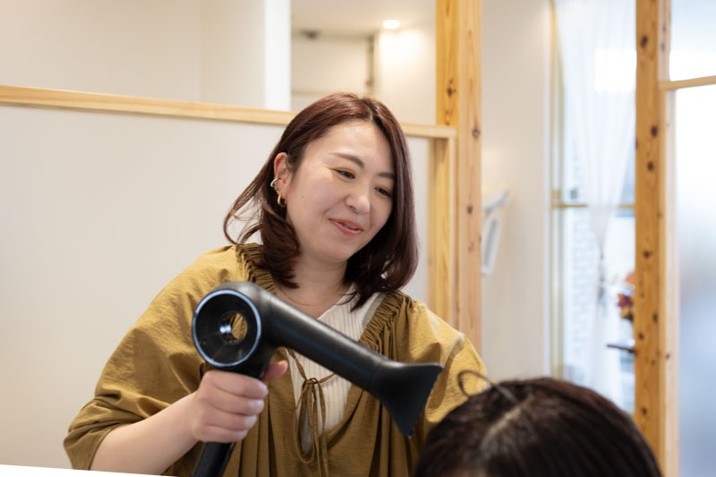 施術するスタイリスト