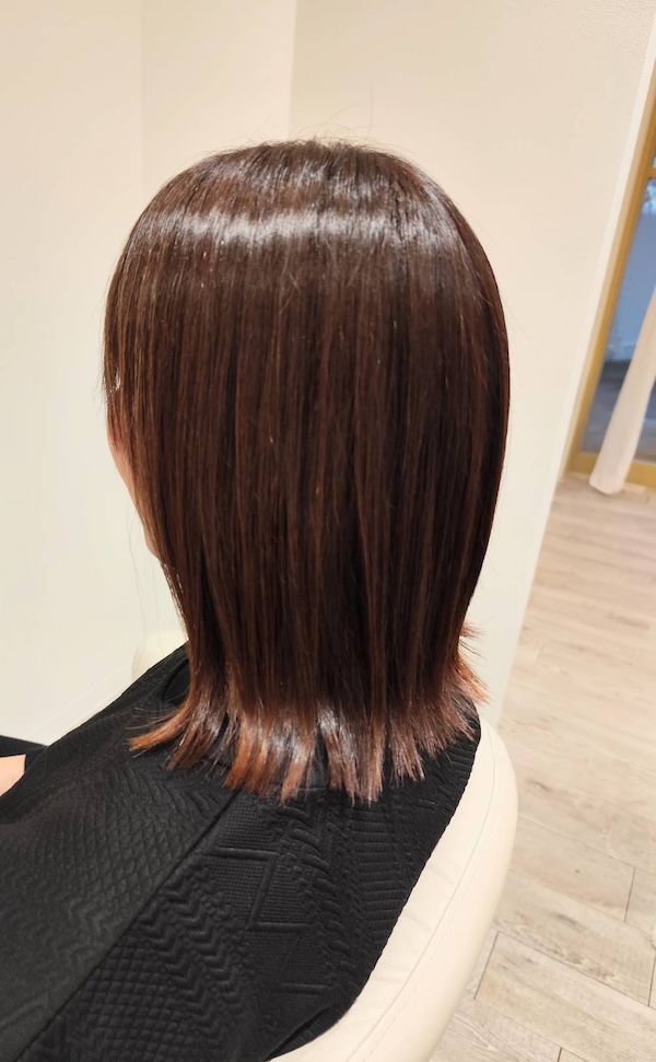 外ハネ肩下ボブ