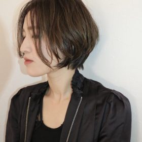 ショートヘアの女性